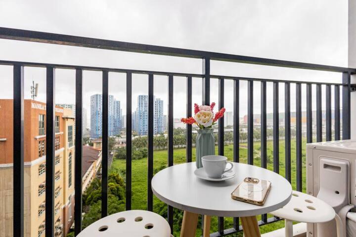 Shore 2 Residences 1br Deluxe In Moa Complex *