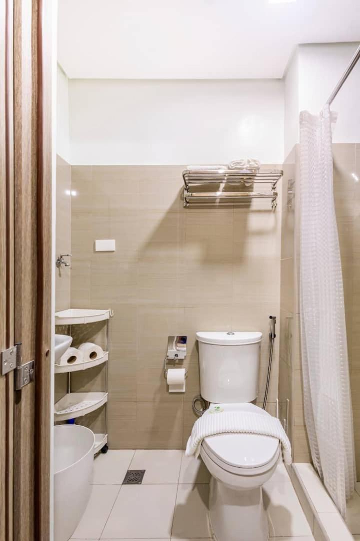 Shore 2 Residences 1br Deluxe In Moa Complex Manila