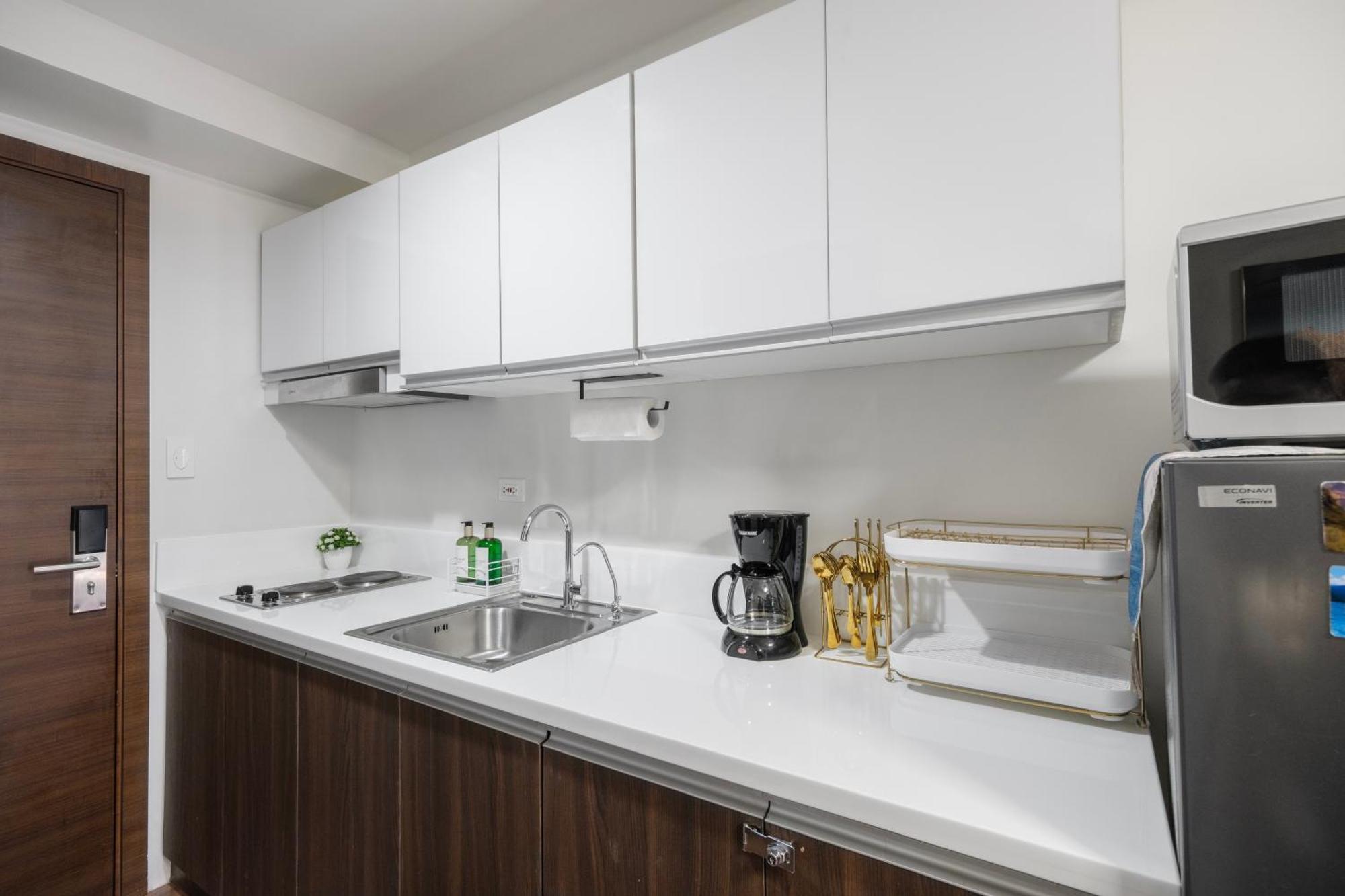 Newly Turned 0ver Cond0- Air Makati 1br With Balcony *