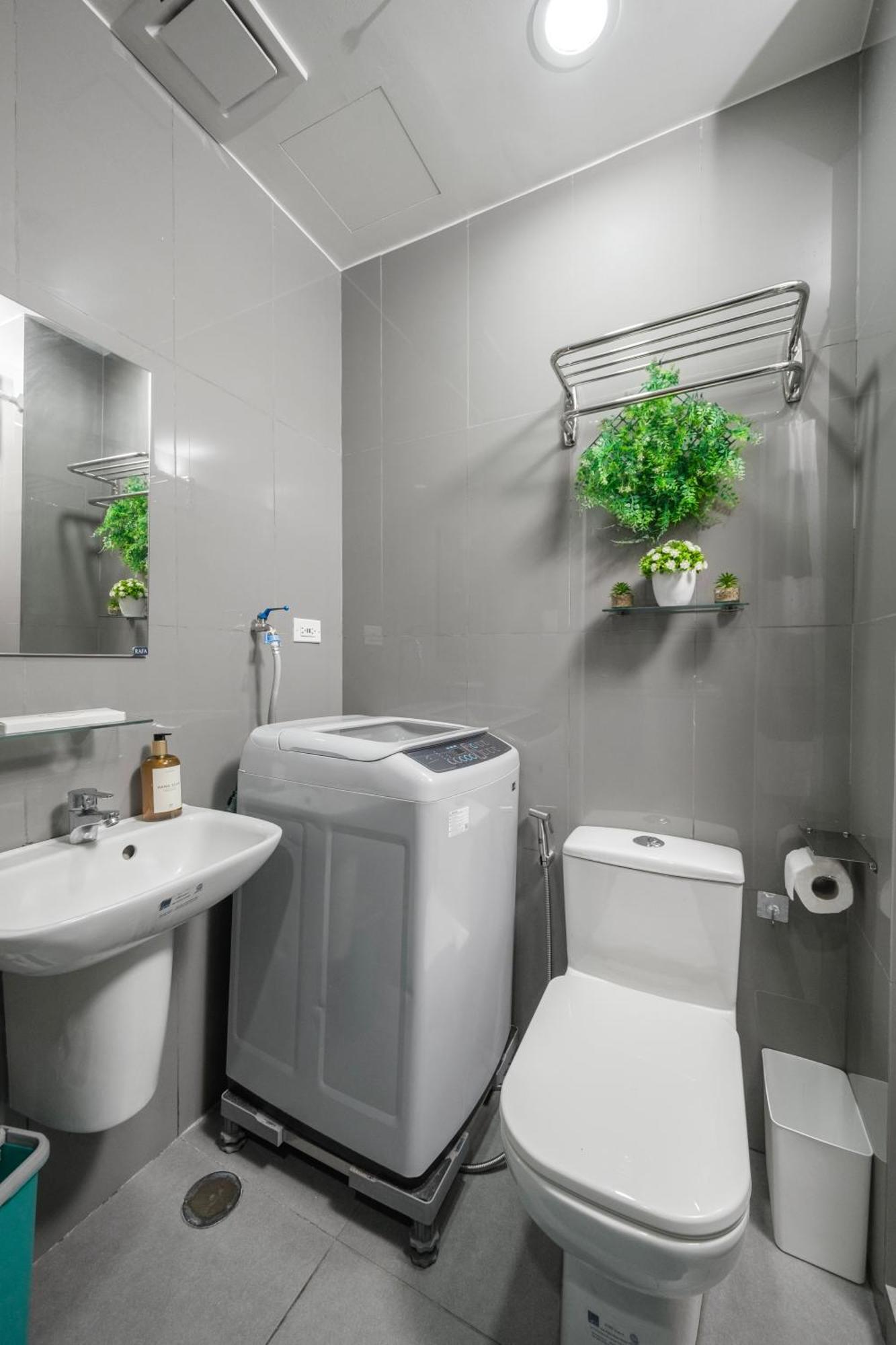 Newly Turned 0ver Cond0- Air Makati 1br With Balcony