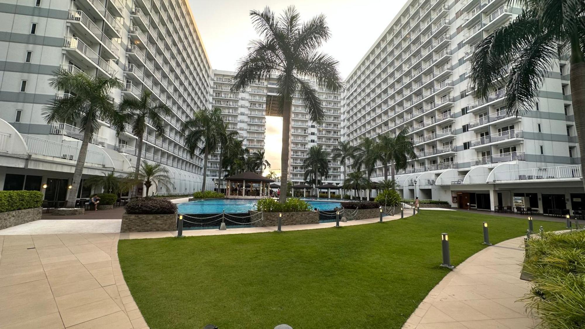 Tropical Pool View, Huge Terrace, 50 Sq M, Moa, Airport, Big Entire At Shell Manila