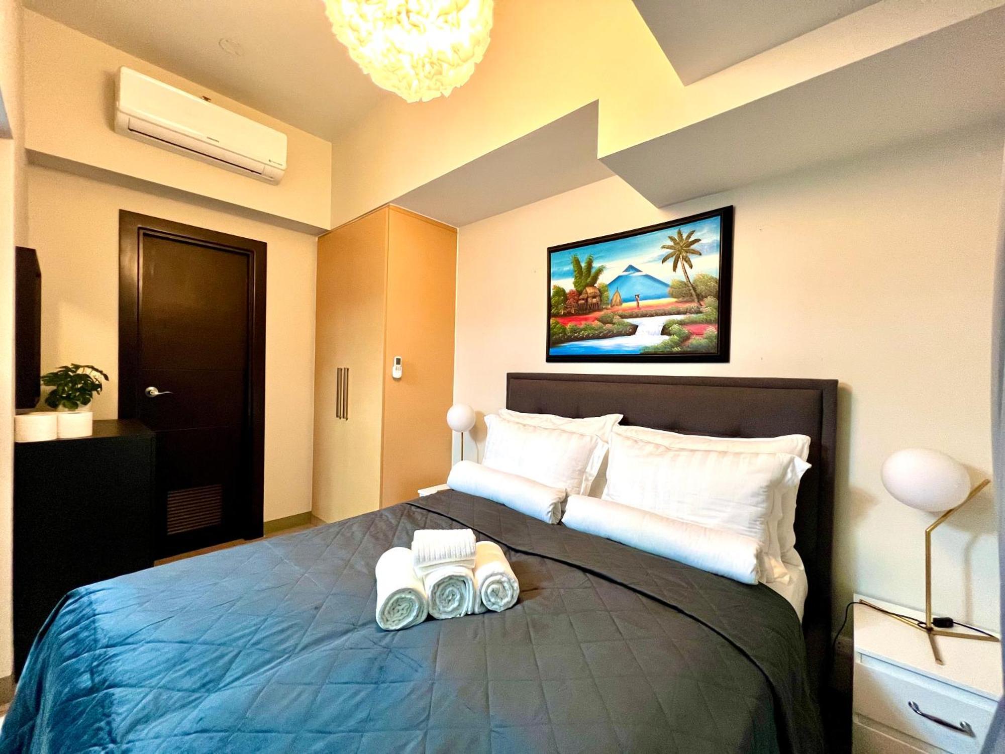 New & Modern Cozy 1br W/ Balcony@bgc, Wifi 300mbps