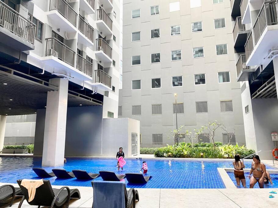 Claysky Staycation 1br Unit Near Moa With Netflix & Disneyplus Apartment
