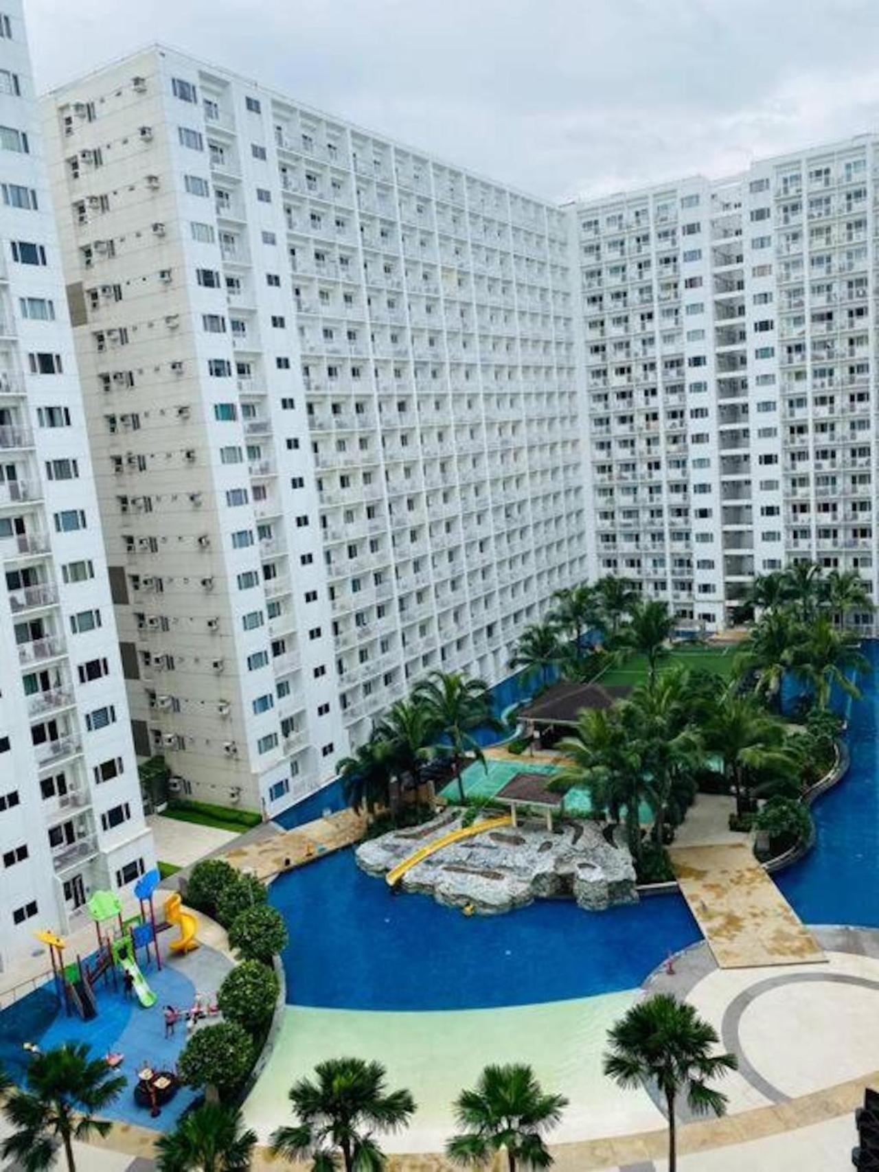 Dtravellers 2 At Shore 1 Tower C Apartment Manila