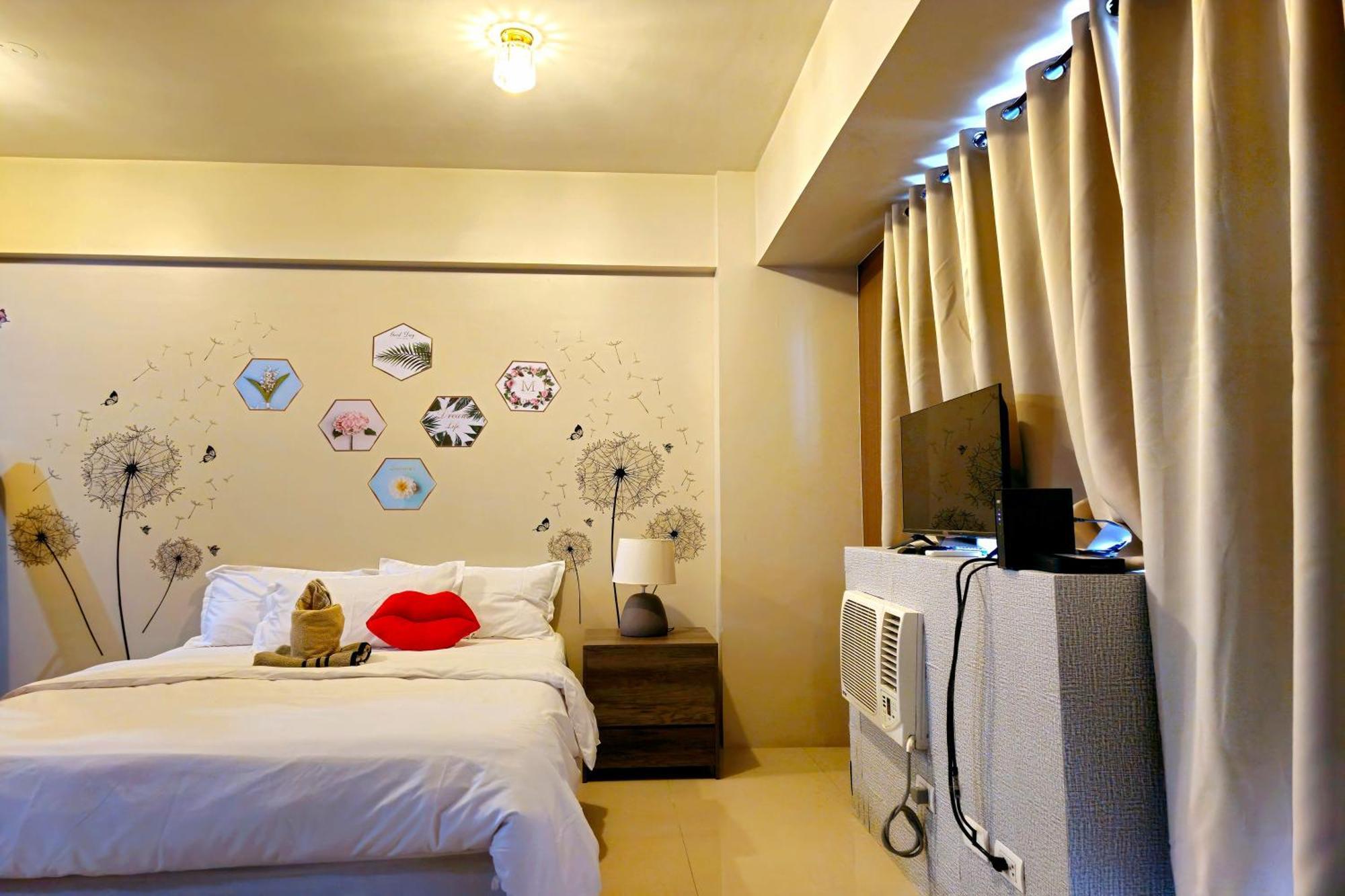 Prs At One Palm Tree Near T3 Airport *