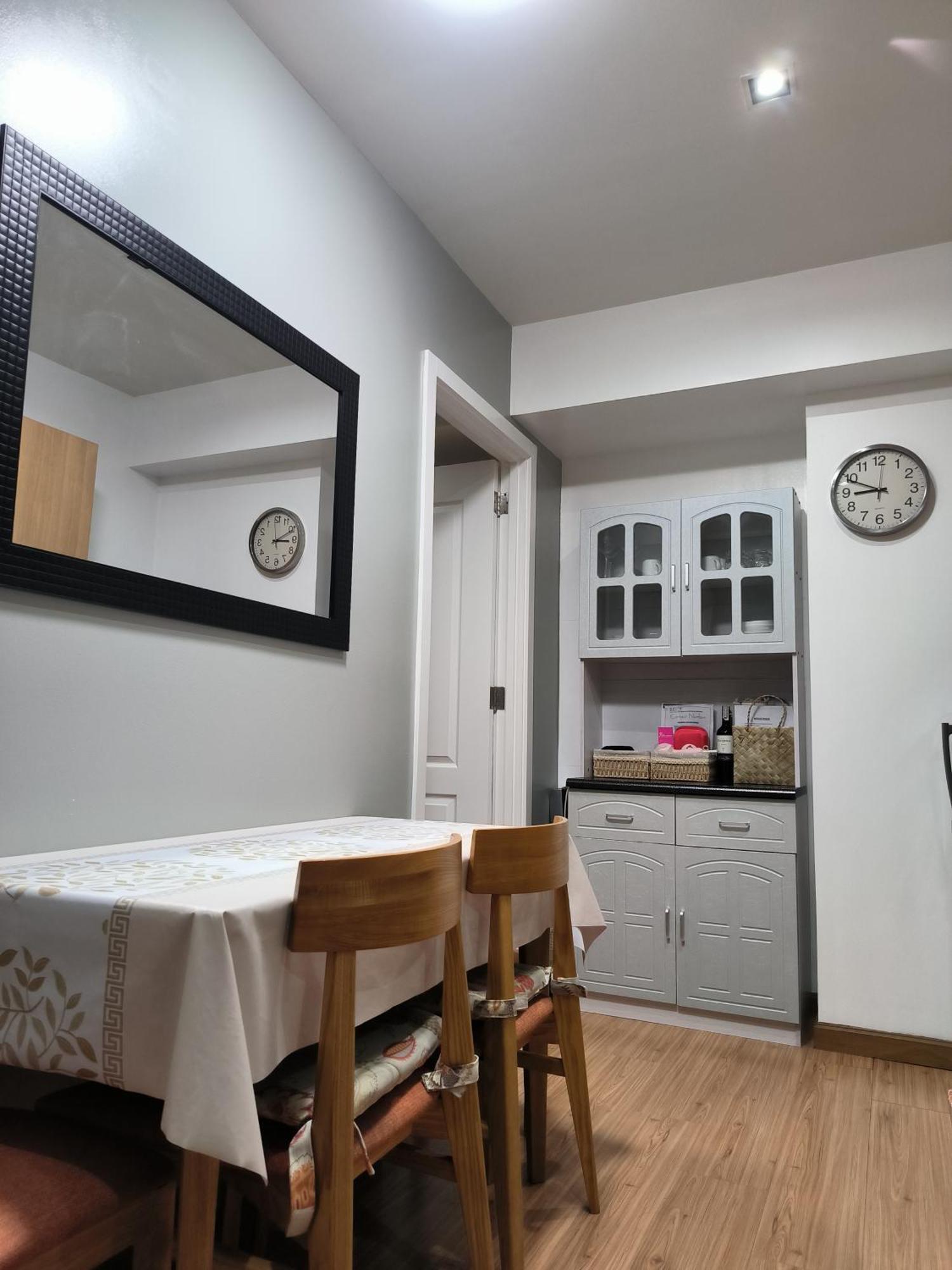 Affordable Cozy Staycation In Azure!