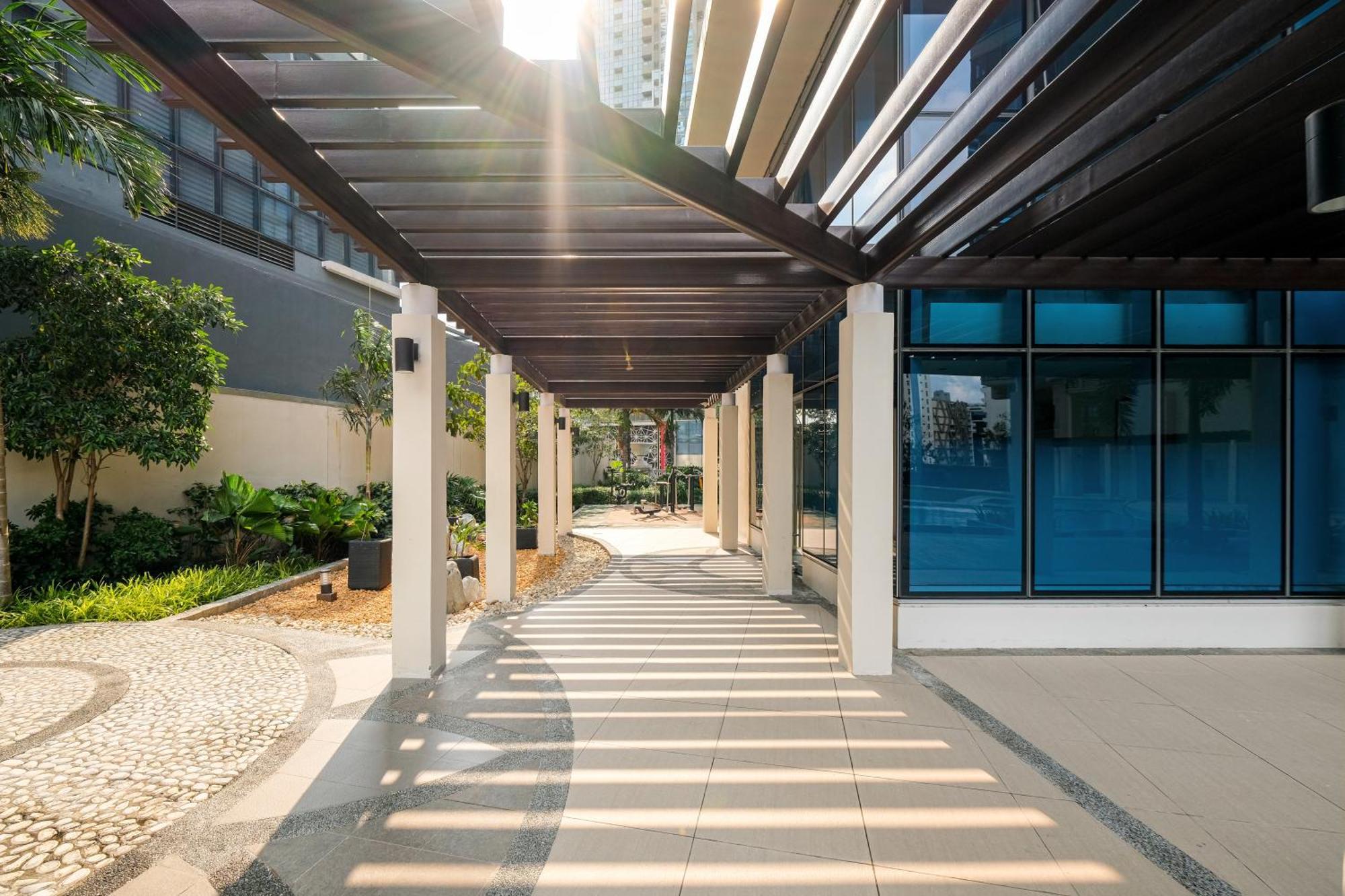Bgc 2br Uptown Parksuites With Balcony And Bathtub Apartment