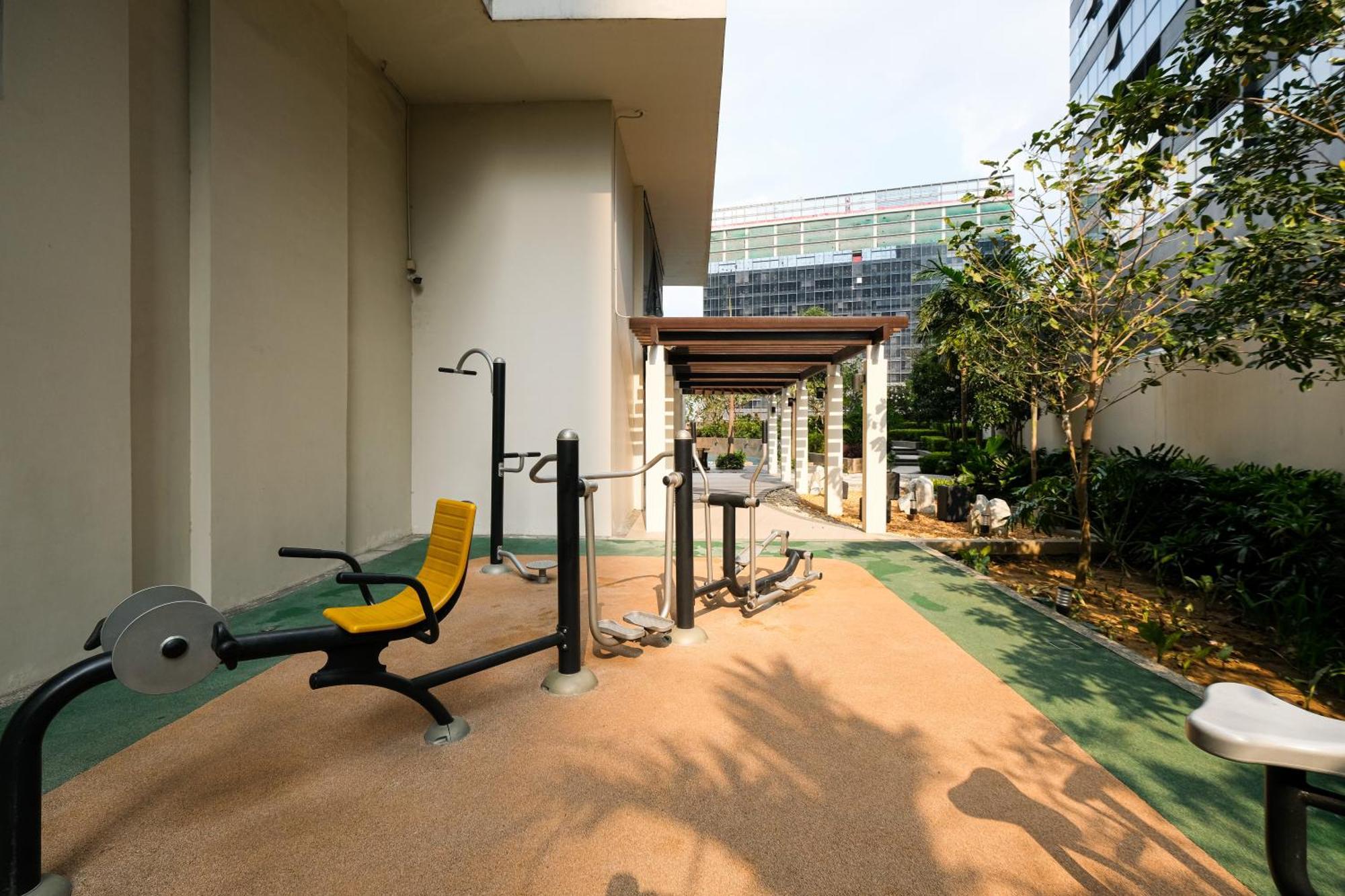 Bgc 2br Uptown Parksuites With Balcony And Bathtub Apartment
