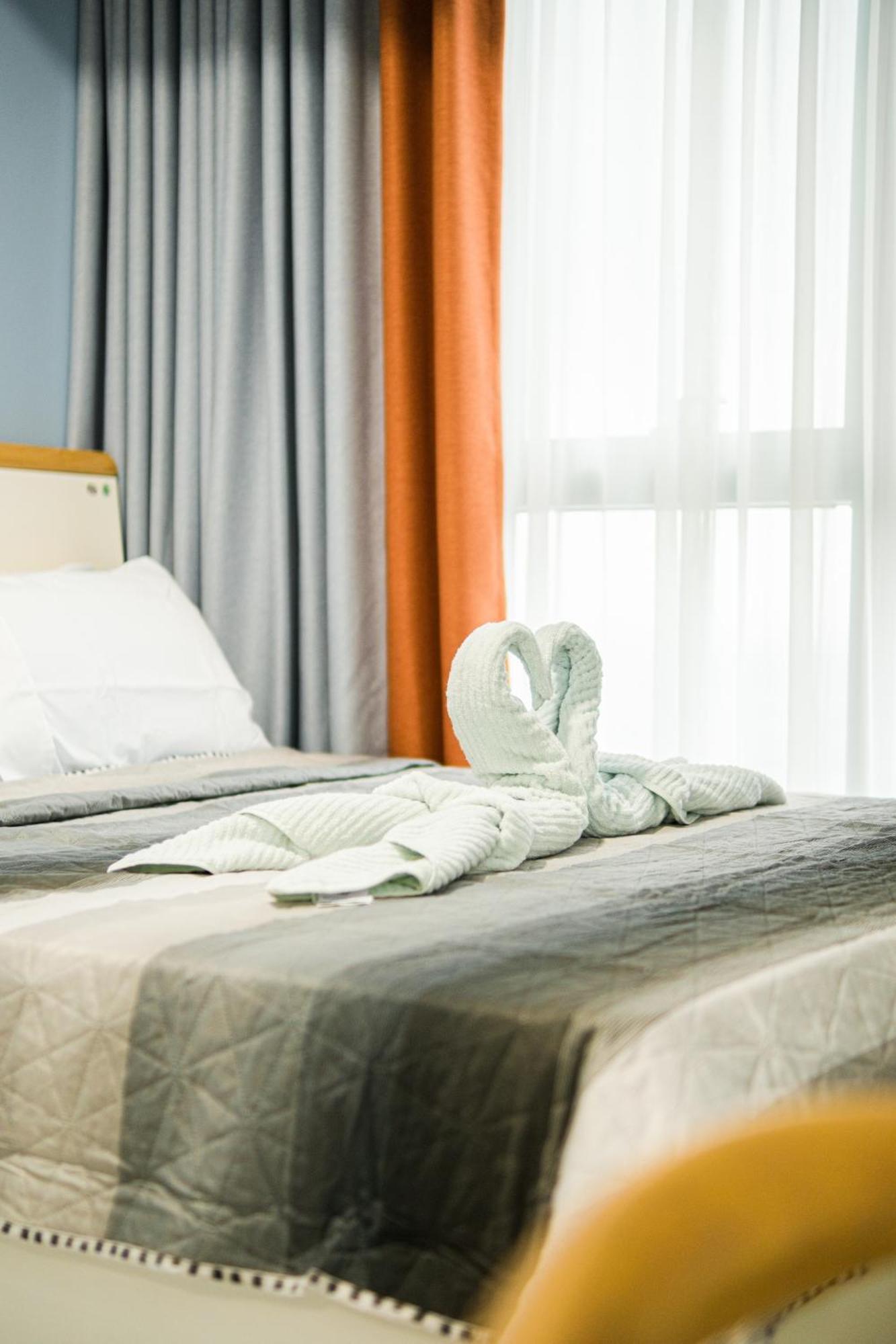 Bgc 2br Uptown Parksuites With Balcony And Bathtub *