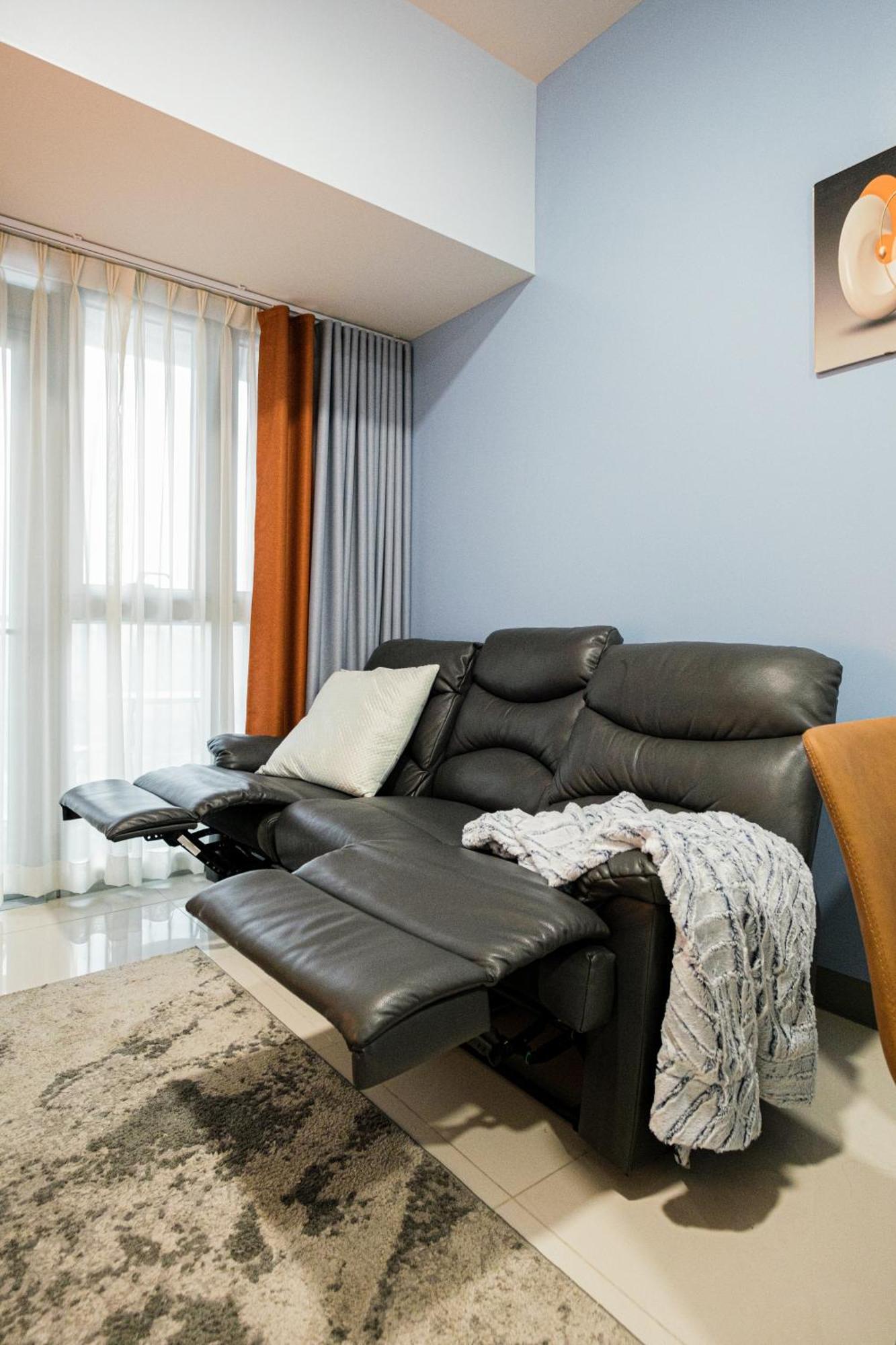 Apartment Bgc 2br Uptown Parksuites With Balcony And Bathtub *