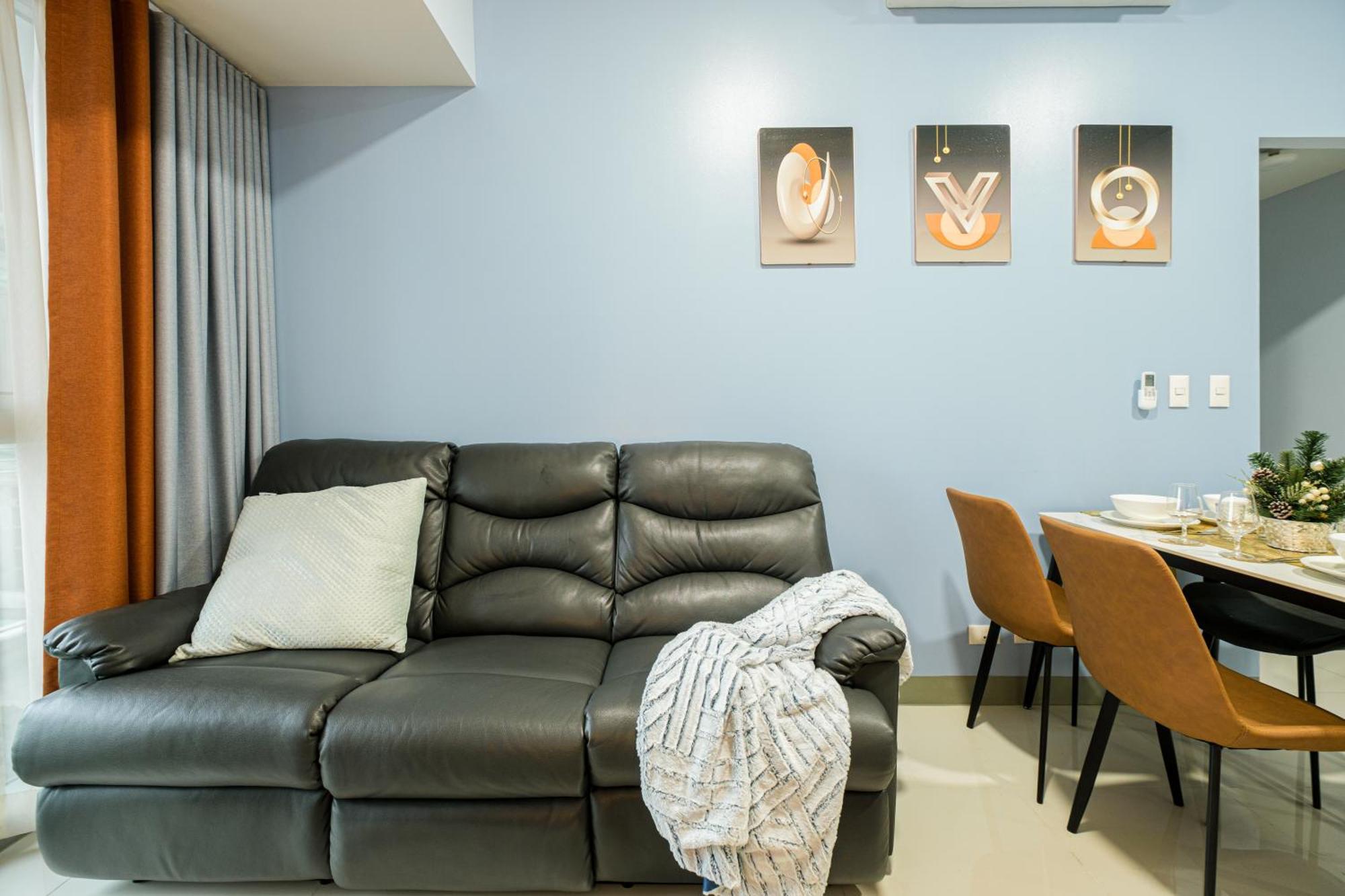 Bgc 2br Uptown Parksuites With Balcony And Bathtub *