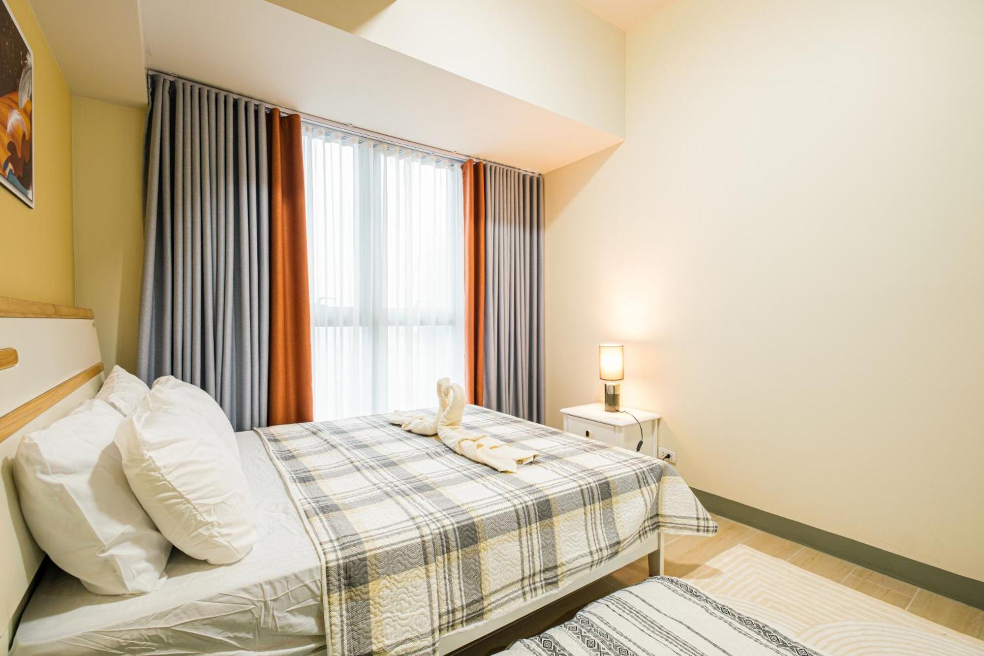 Bgc 2br Uptown Parksuites With Balcony And Bathtub
