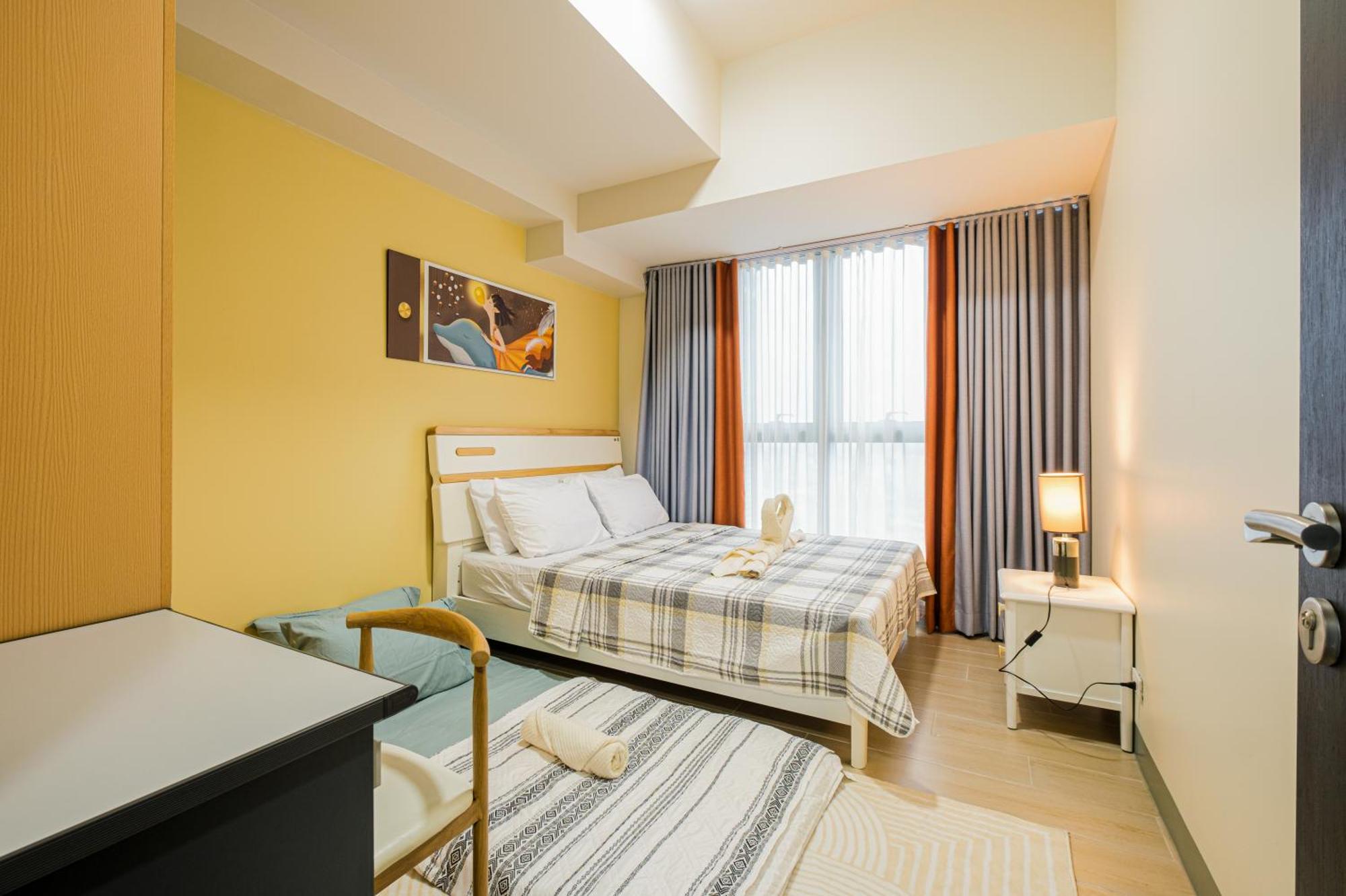 Bgc 2br Uptown Parksuites With Balcony And Bathtub *