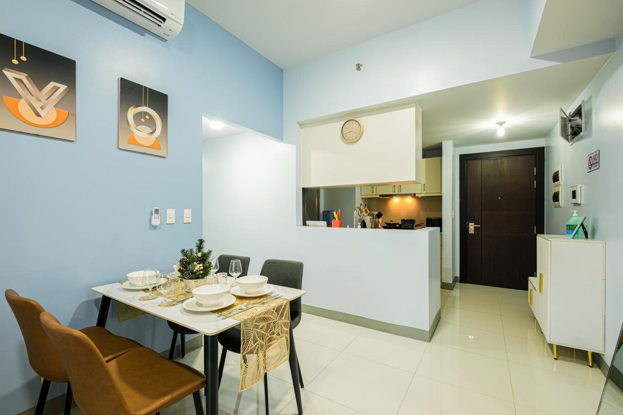 Apartment Bgc 2br Uptown Parksuites With Balcony And Bathtub