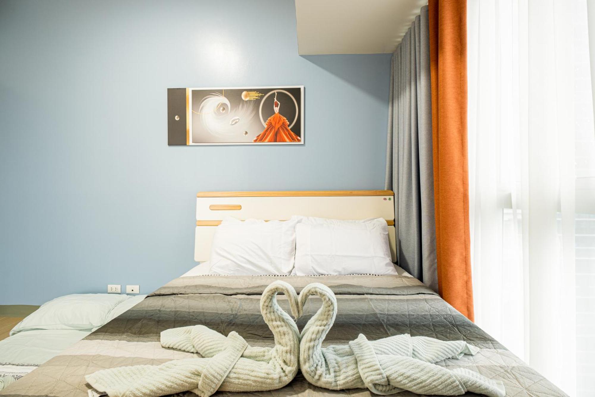 Apartment Bgc 2br Uptown Parksuites With Balcony And Bathtub