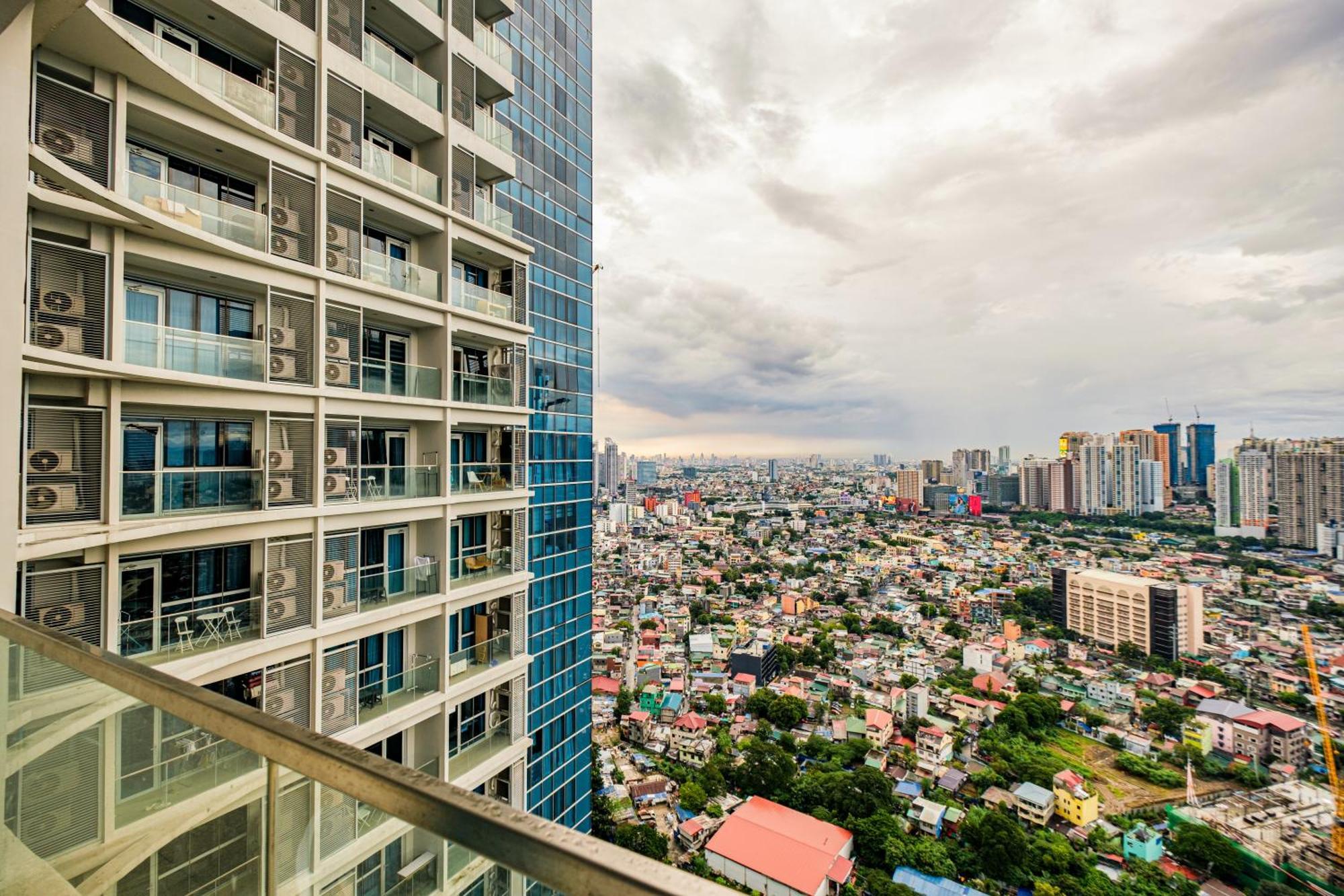 Bgc 2br Uptown Parksuites With Balcony And Bathtub