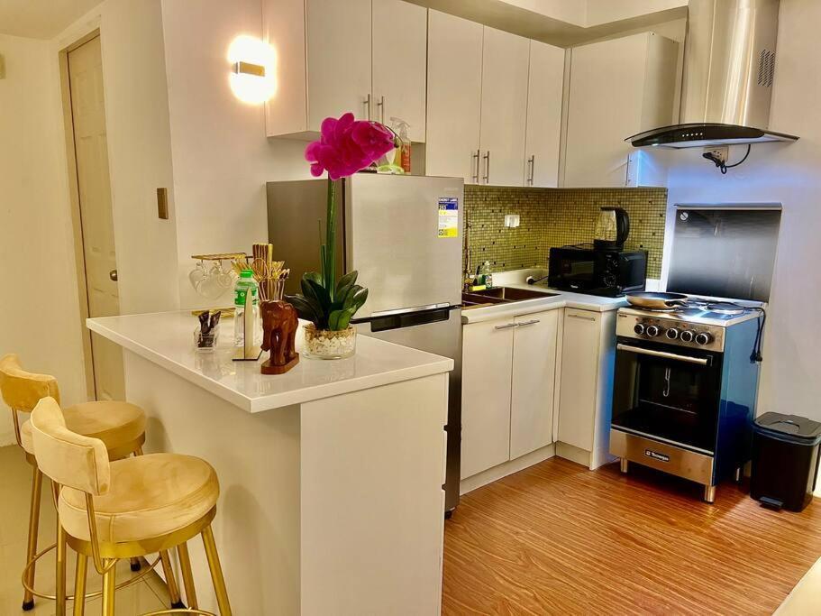 Apartment Near Airport Okada Moa W/ 60 Inch Smart Tv Manila