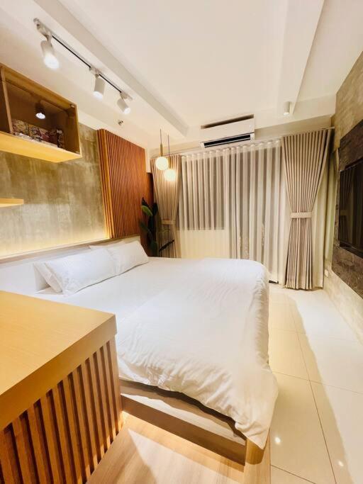 Muji-inspired Condotel At Shore 2 Wifi & Netflix Apartment