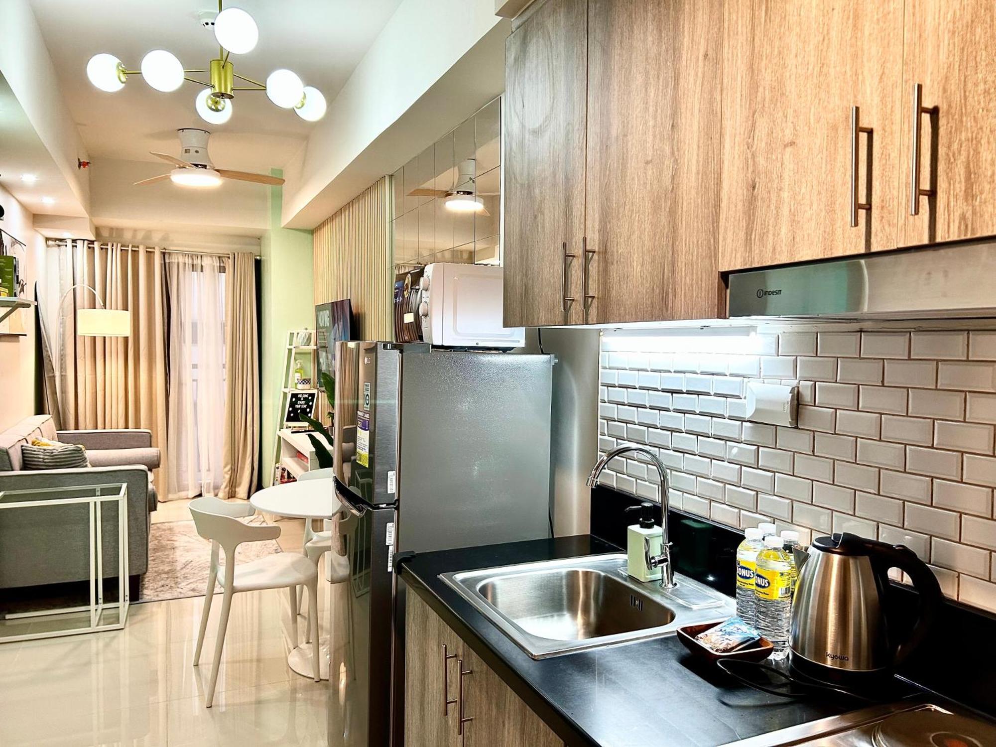 Claysky Staycation 1br Unit Near Moa With Netflix & Disneyplus Apartment Manila