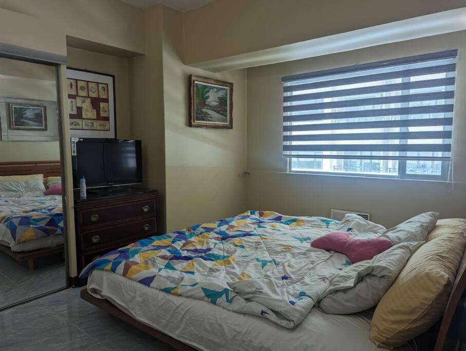 Spacious Unit To In Apartment *