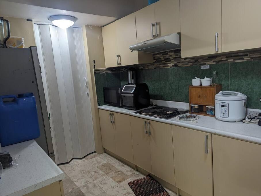 Spacious Unit To In Apartment *