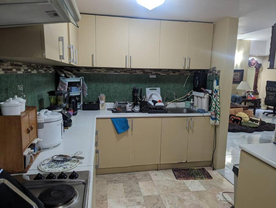 Spacious Unit To In Apartment *