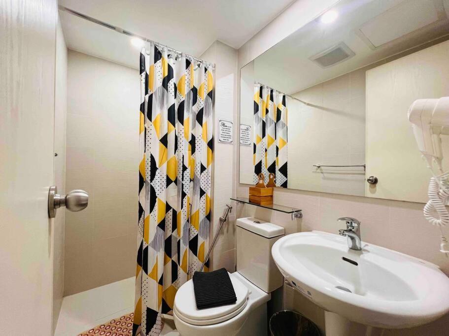 Apartment Artist's Haven Creative At Azure Manila