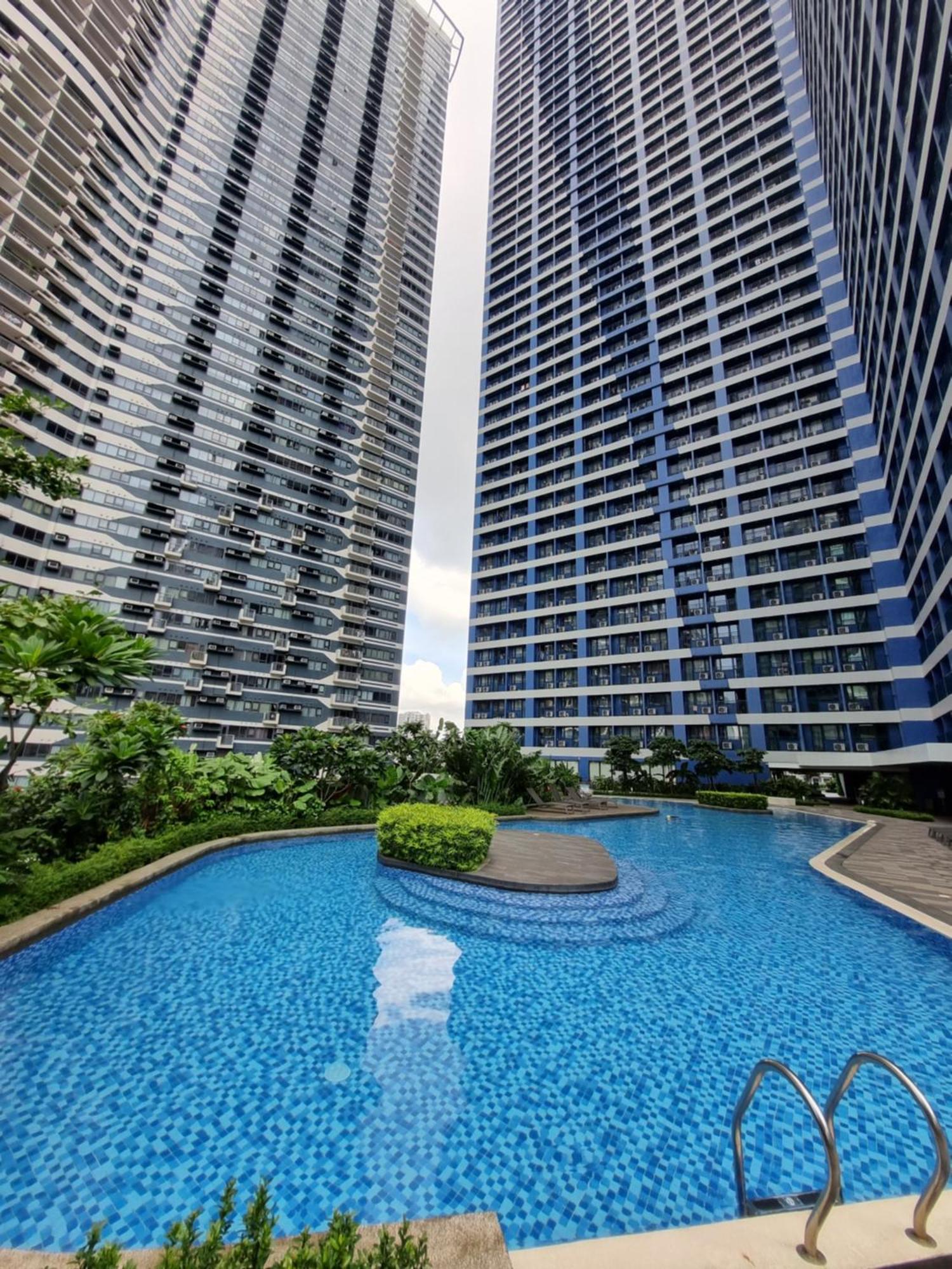 Center Makati Near Ayala Avenue, Smart Tv, Wifi Apartment Manila