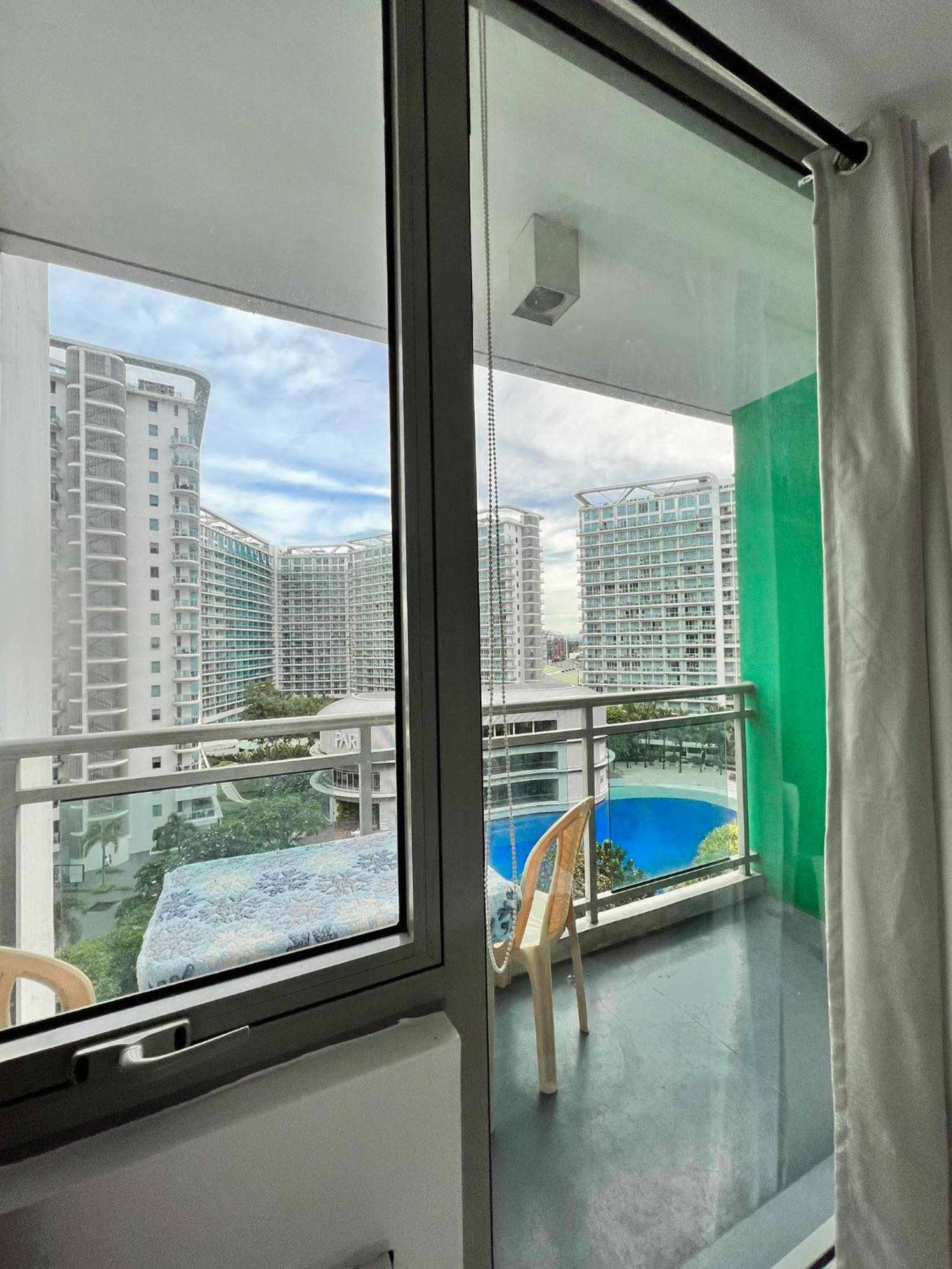 Quelson's Pad In Azure Beach Residences With Wave Pool Access Manila