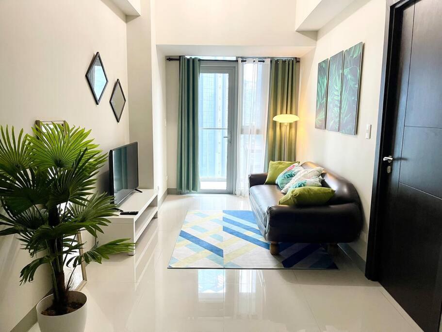 Tropical 1br Uptown Parksuites Bgc, 200mbps Smart Tv Apartment