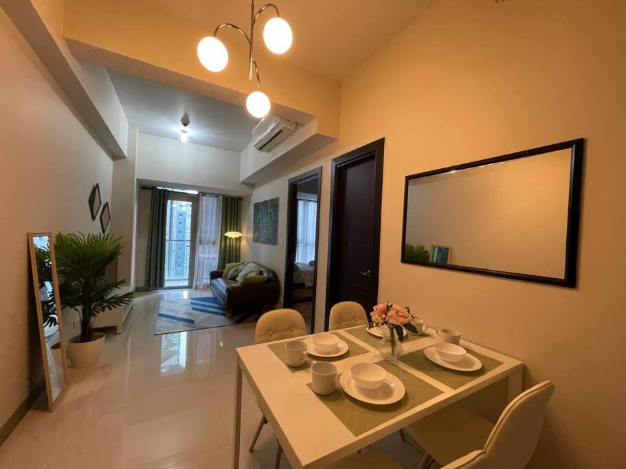 Apartment Tropical 1br Uptown Parksuites Bgc, 200mbps Smart Tv