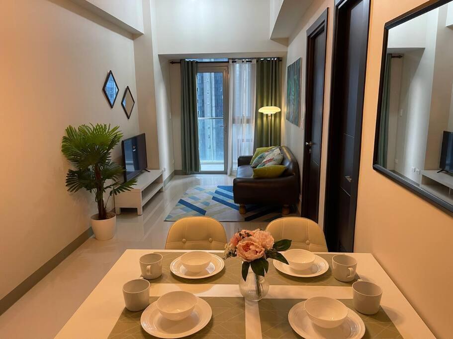 Tropical 1br Uptown Parksuites Bgc, 200mbps Smart Tv