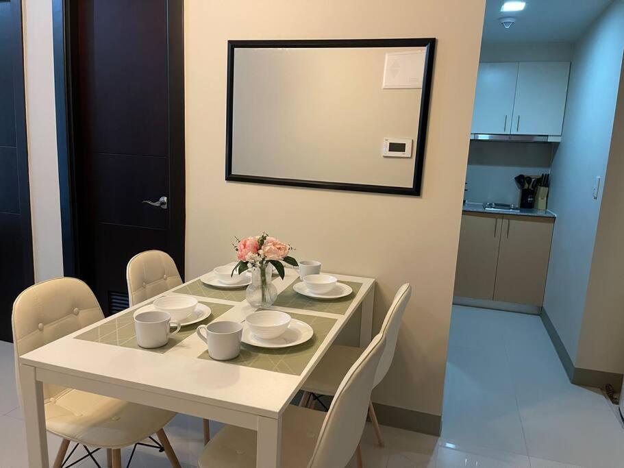 Tropical 1br Uptown Parksuites Bgc, 200mbps Smart Tv Apartment *