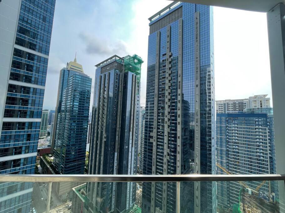 Tropical 1br Uptown Parksuites Bgc, 200mbps Smart Tv *
