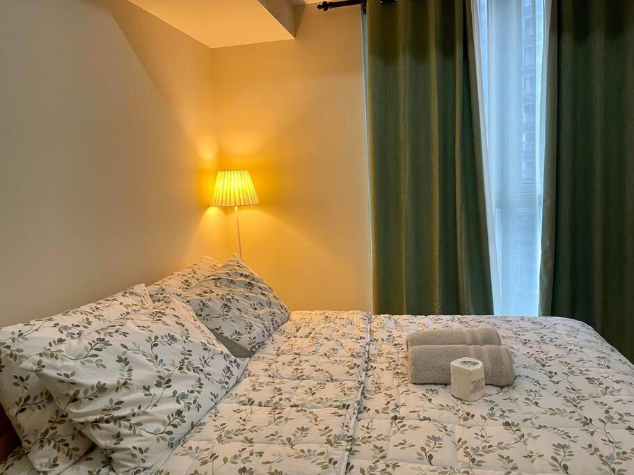 Tropical 1br Uptown Parksuites Bgc, 200mbps Smart Tv * Manila