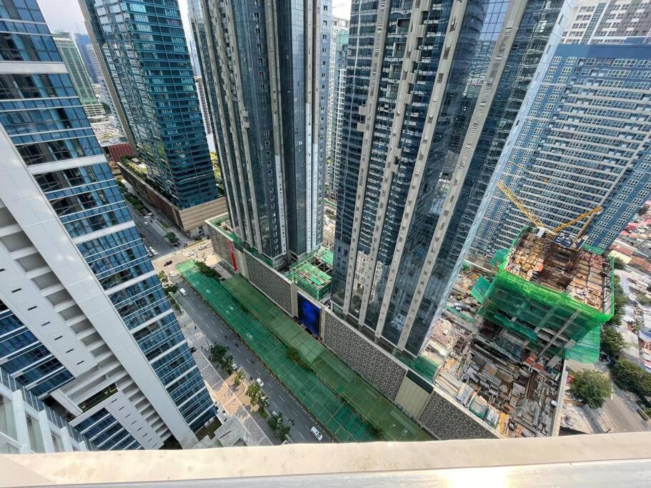 Tropical 1br Uptown Parksuites Bgc, 200mbps Smart Tv Apartment Manila