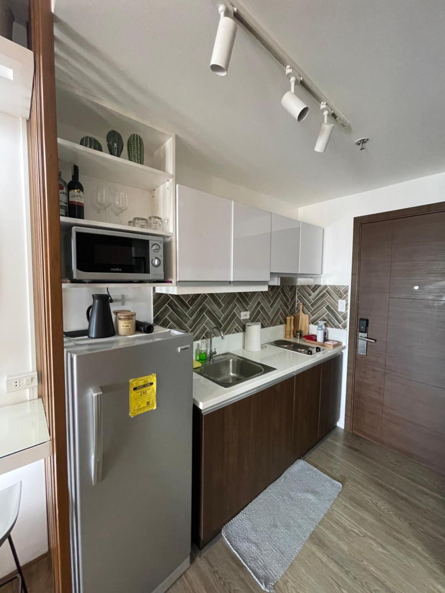 Apartment Muji-inspired Home-tel In The Heart Of Makati *