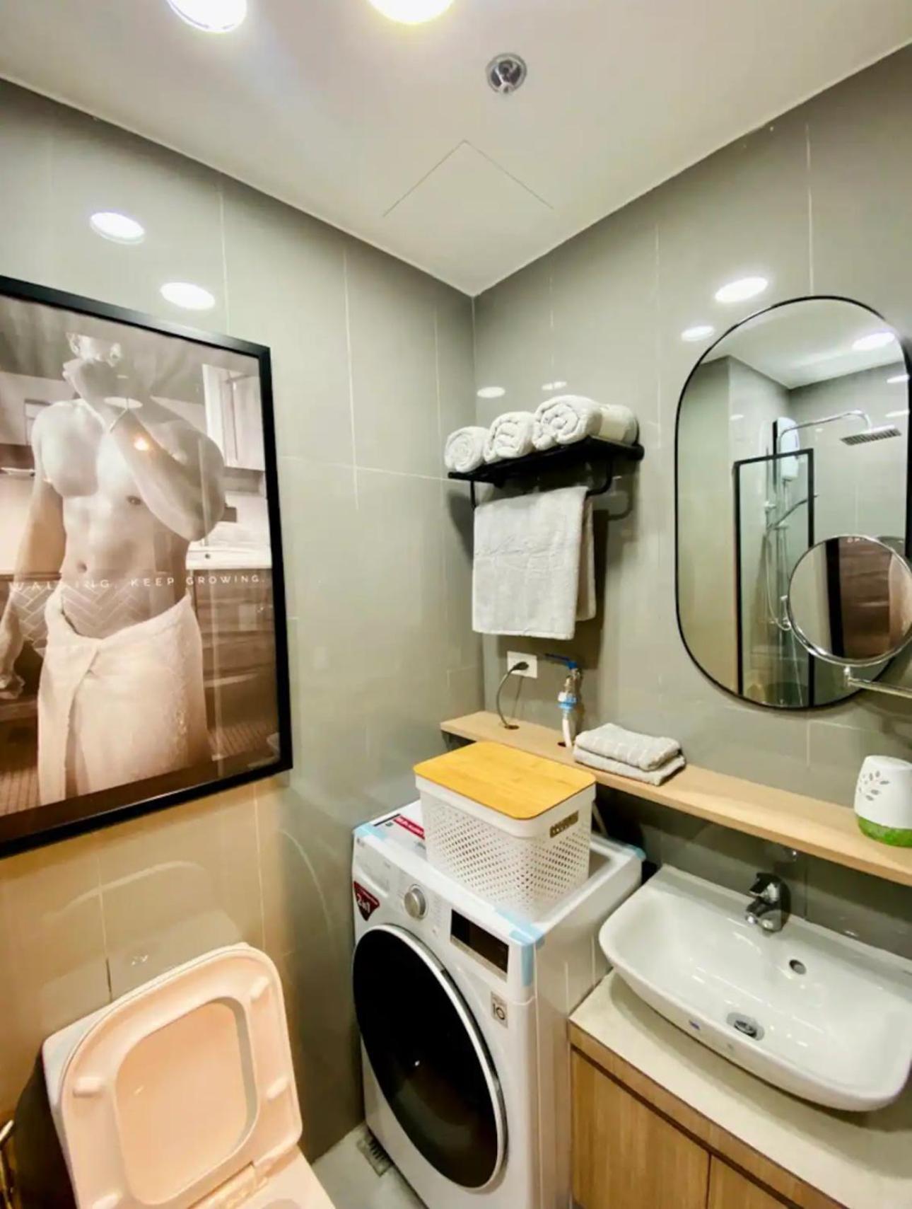 Apartment Muji-inspired Home-tel In The Heart Of Makati