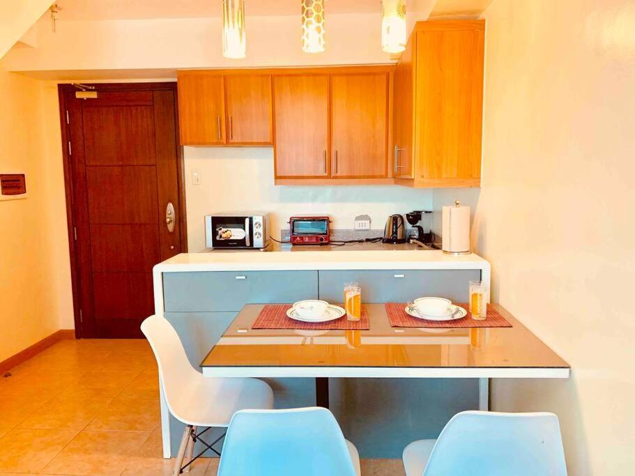 Staycation Between St Lukes & Shangrila The Apartment