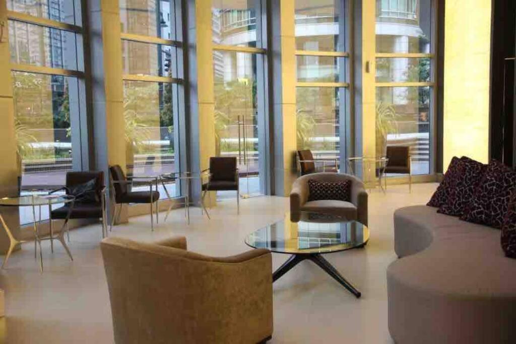 Bgc Hotel-like Staycation/workcation With A View Apartment