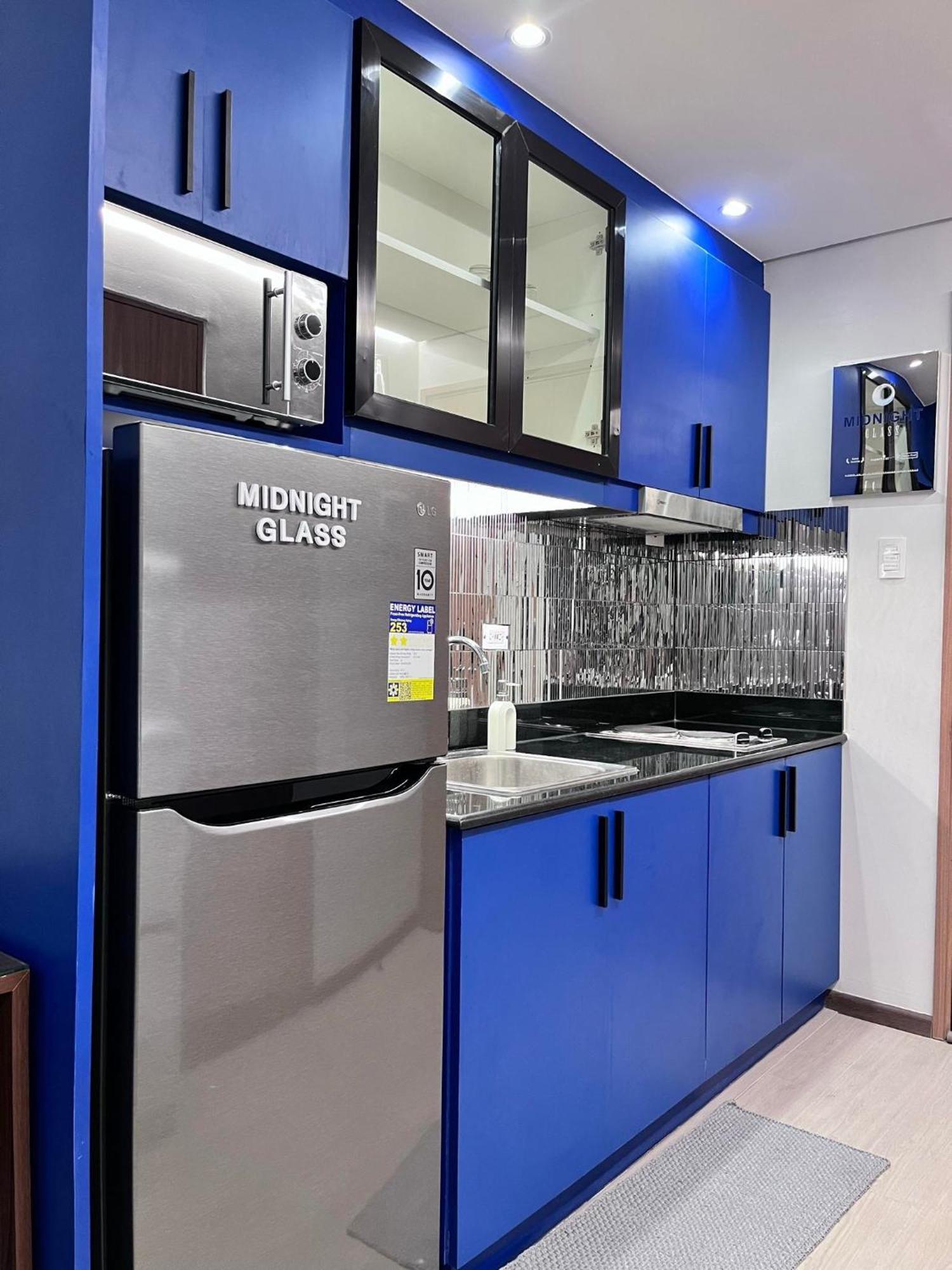 Deluxe Executive Corner Unit In Makati *