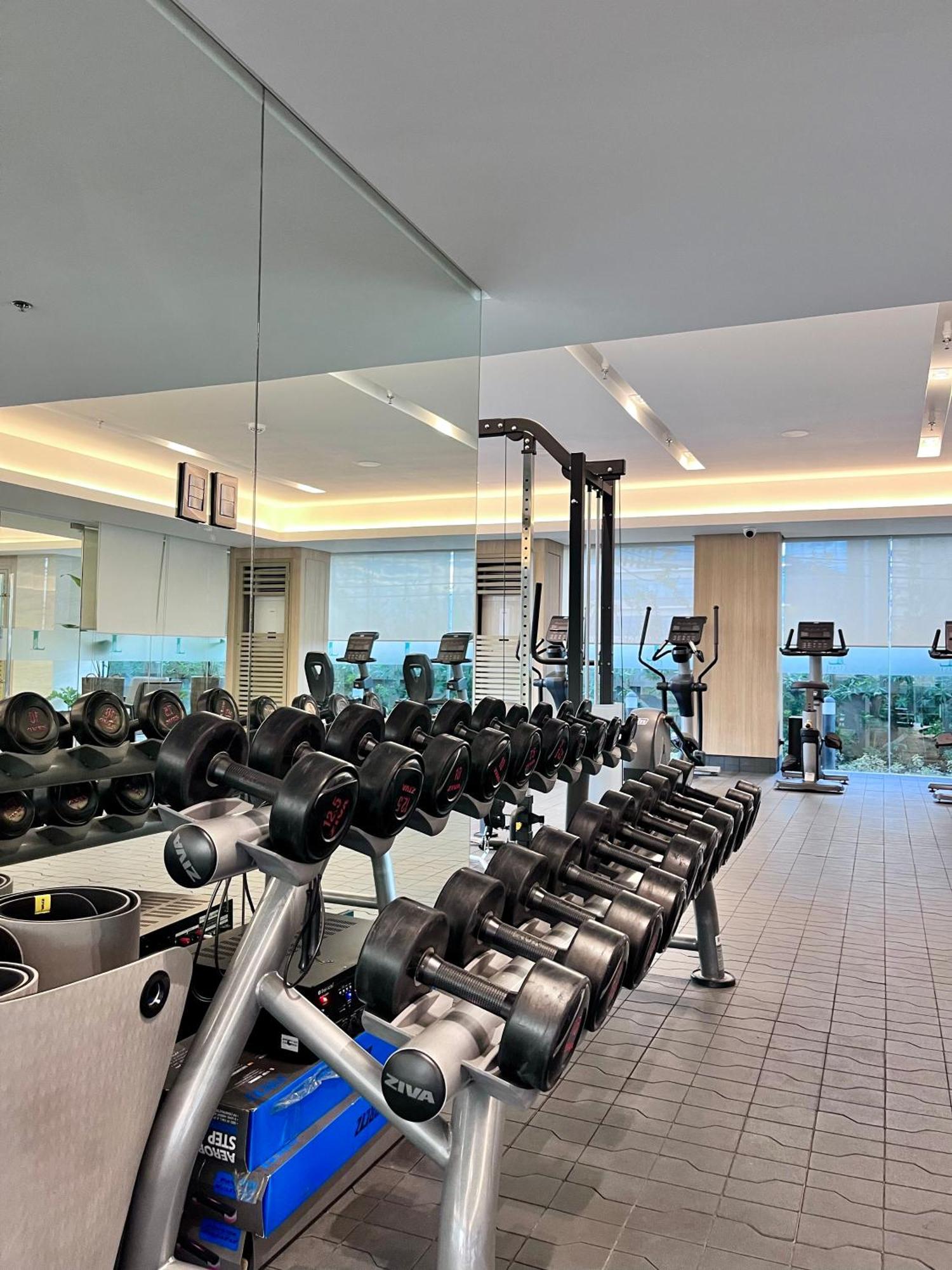 Deluxe Executive Corner Unit In Makati Apartment Manila