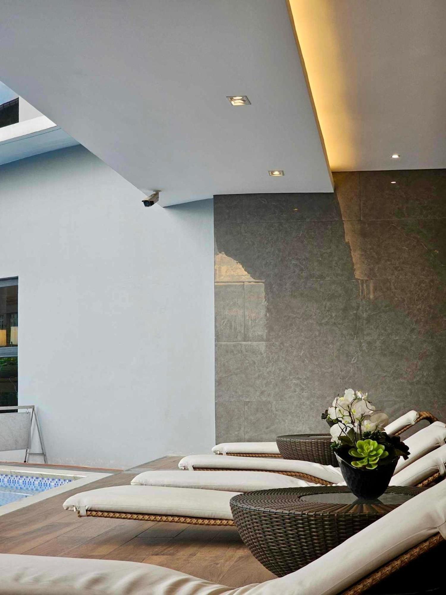 Deluxe Executive Corner Unit In Makati