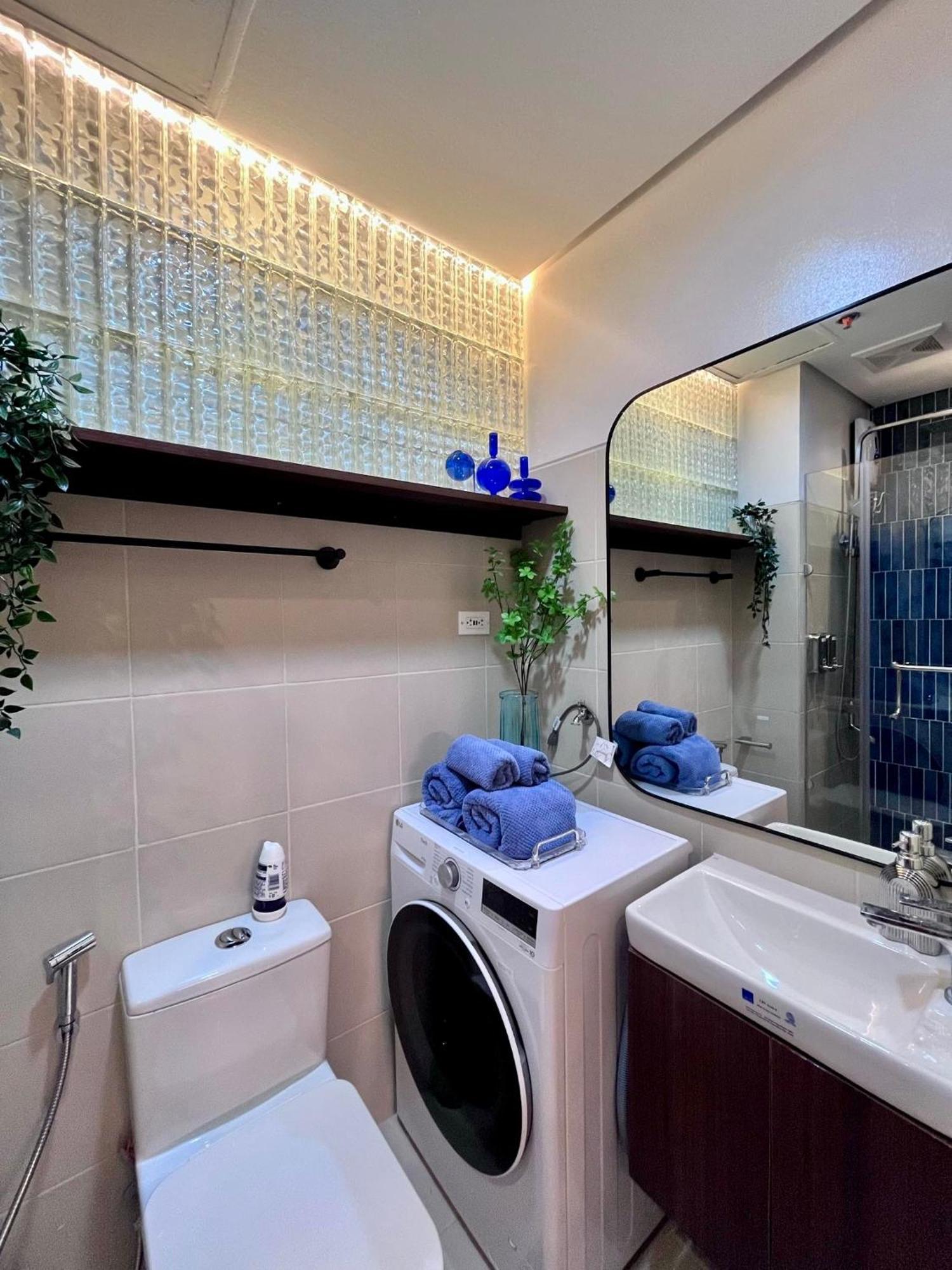 Deluxe Executive Corner Unit In Makati