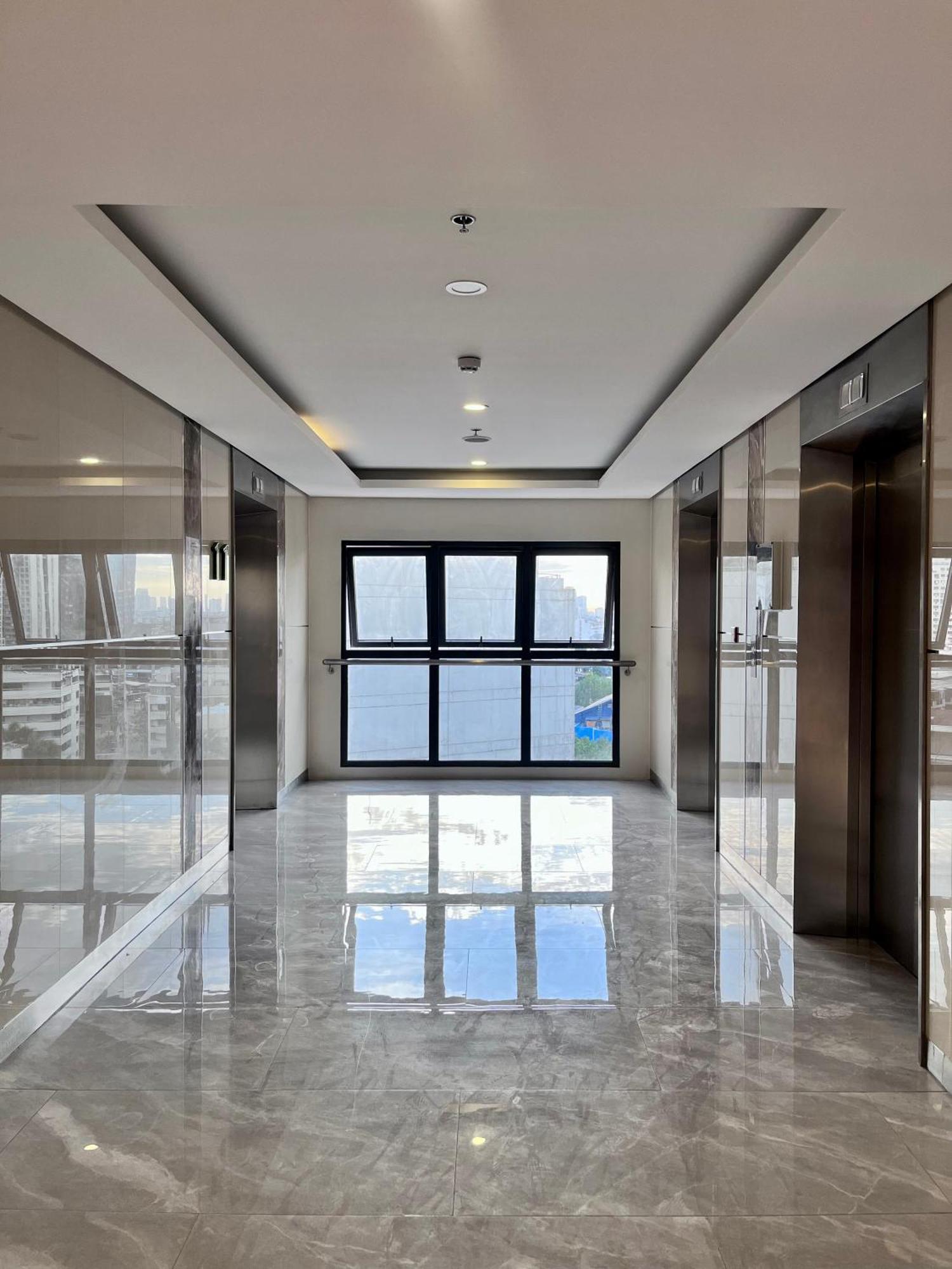 Apartment Deluxe Executive Corner Unit In Makati *