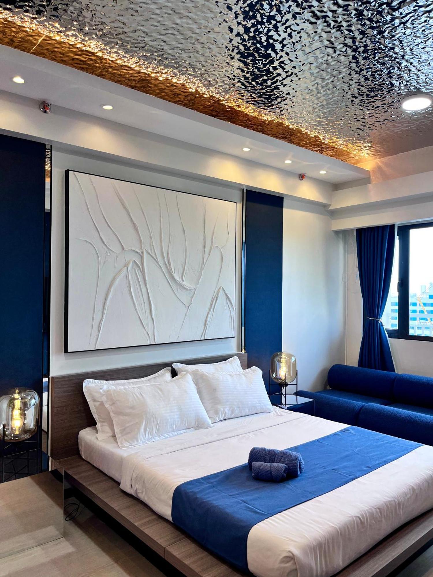 Deluxe Executive Corner Unit In Makati