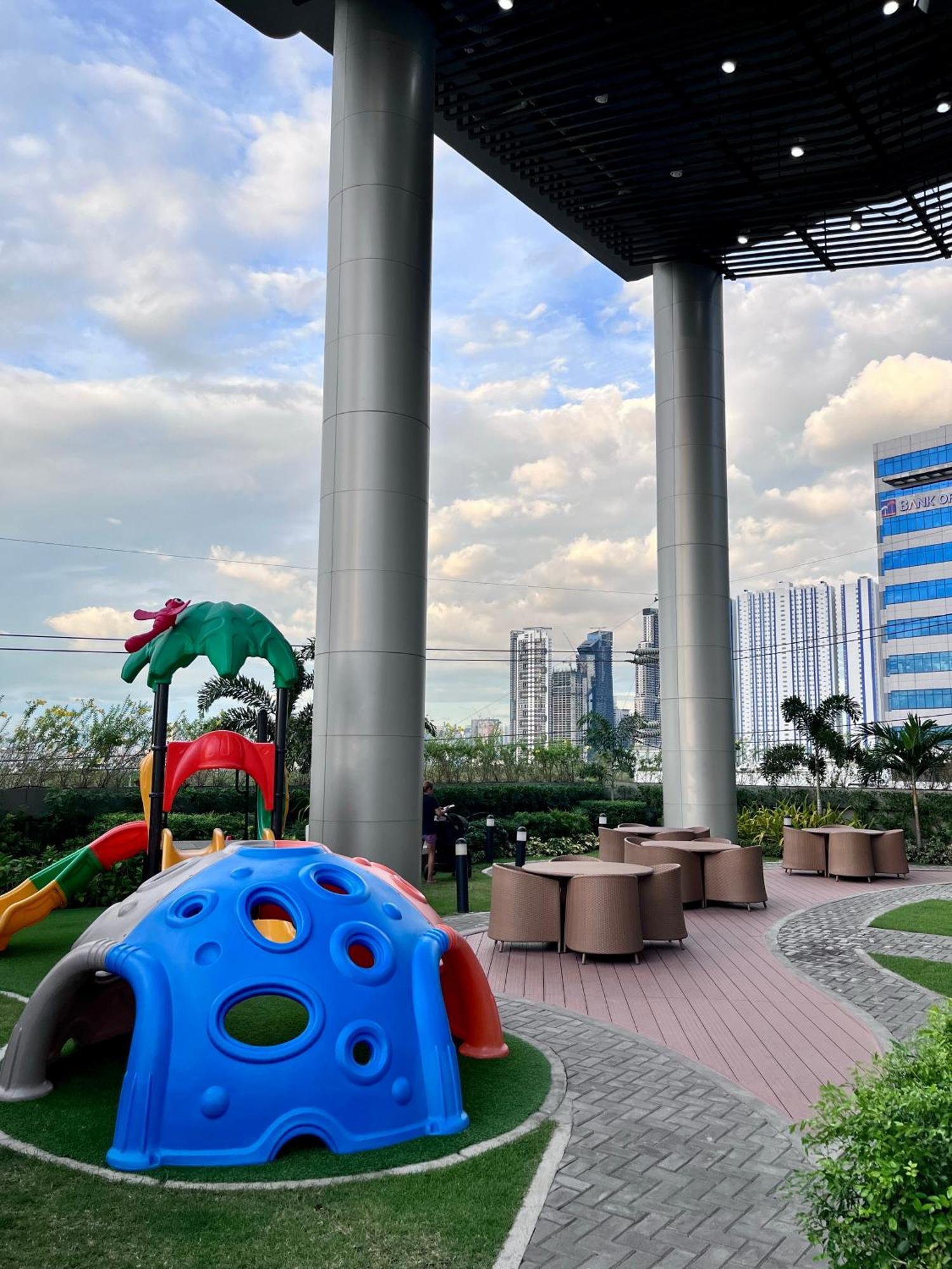 Deluxe Executive Corner Unit In Makati Apartment