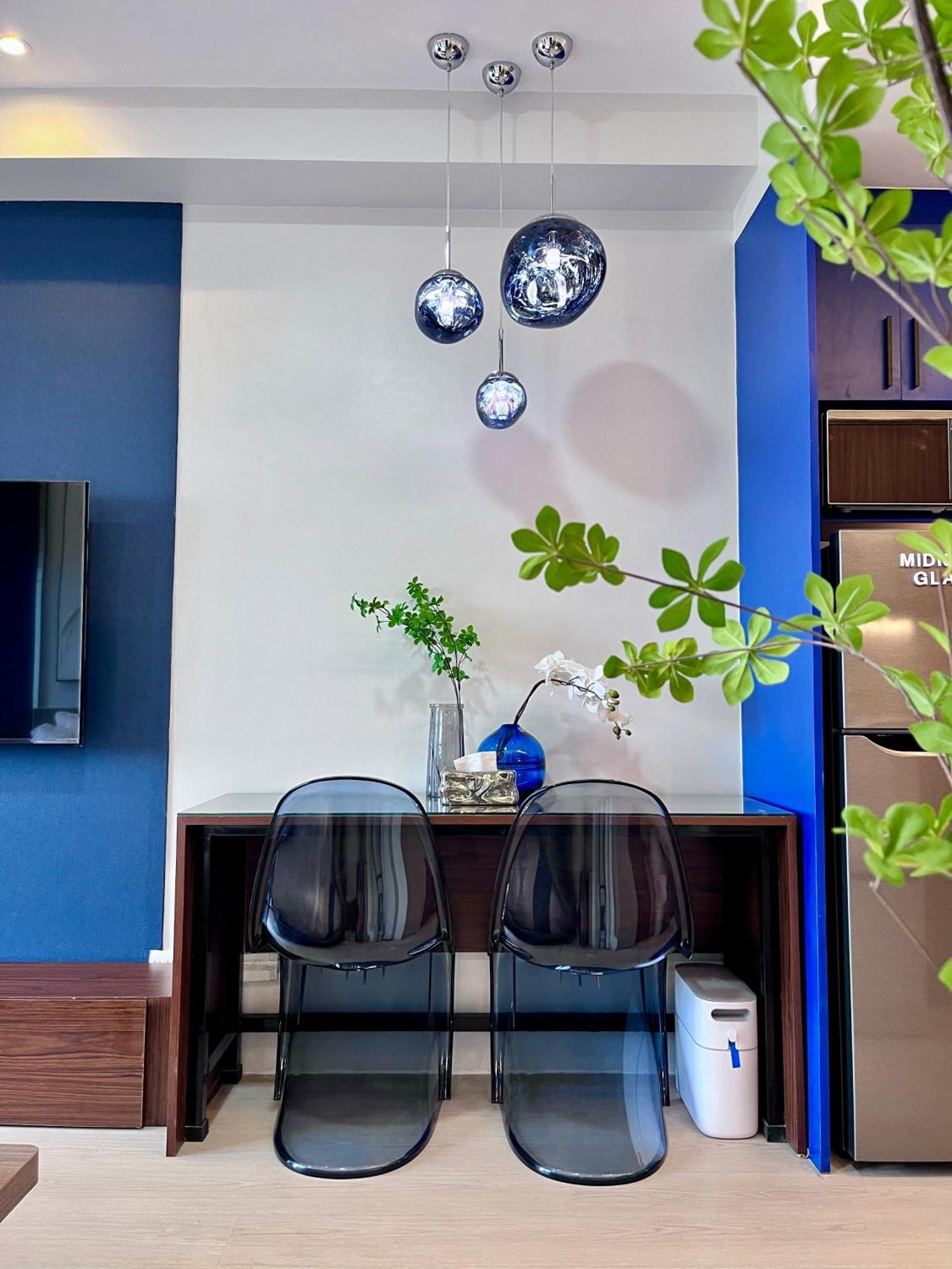 Deluxe Executive Corner Unit In Makati *