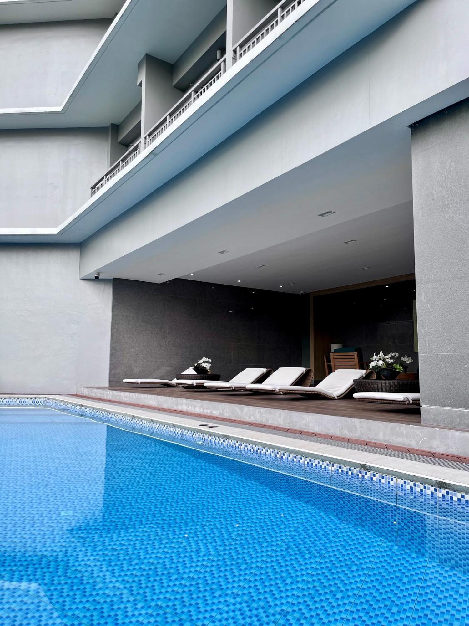 Deluxe Executive Corner Unit In Makati Apartment Manila