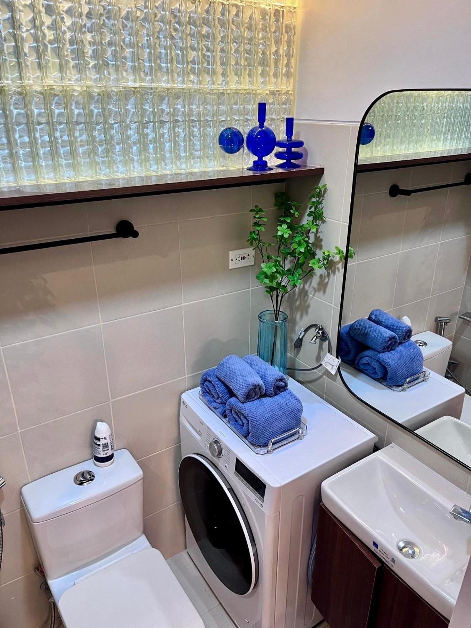 Deluxe Executive Corner Unit In Makati * Manila